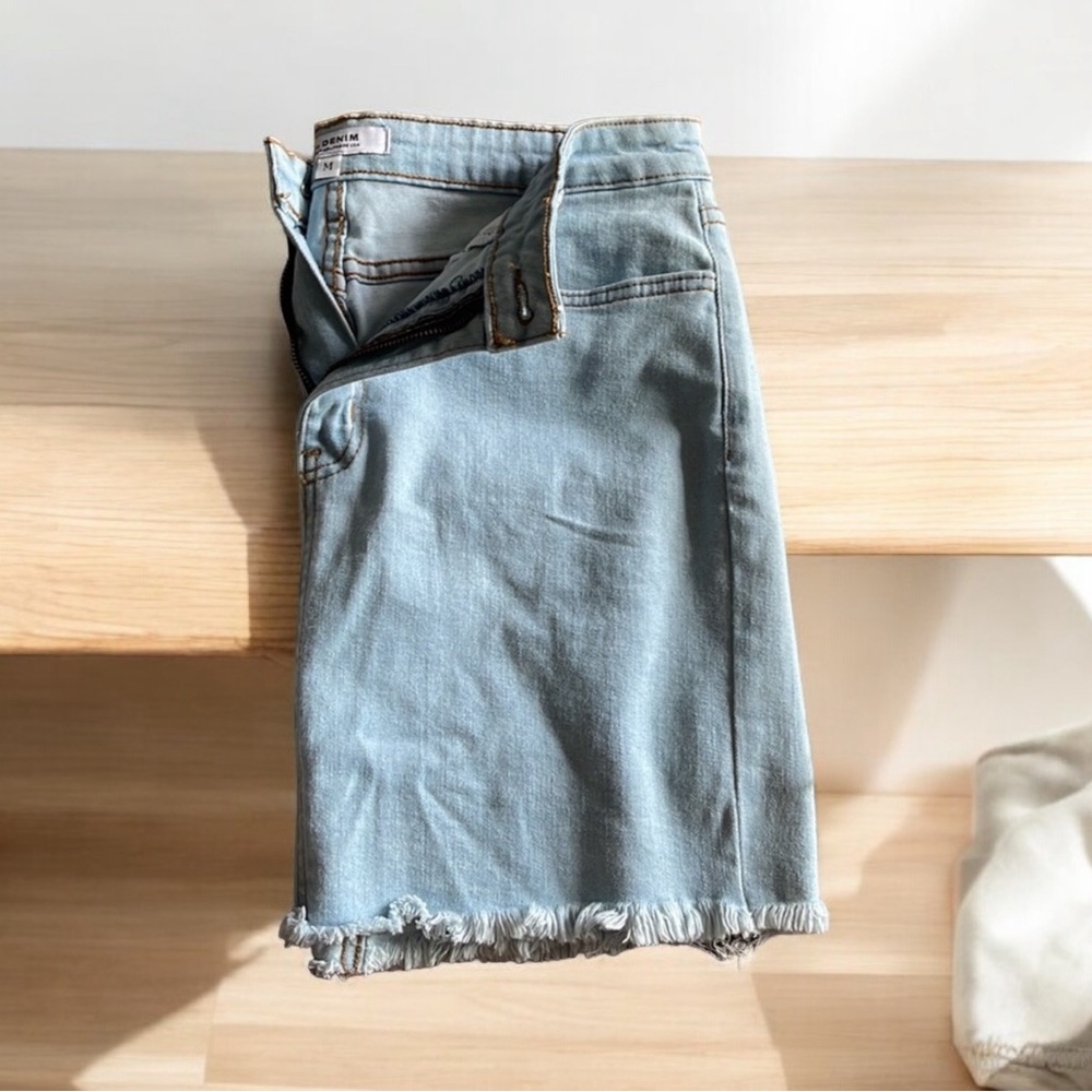 ⭐️
NWOT. DENIM SKIRT. O2 Denim made in Hollywood USA. Size Medium.